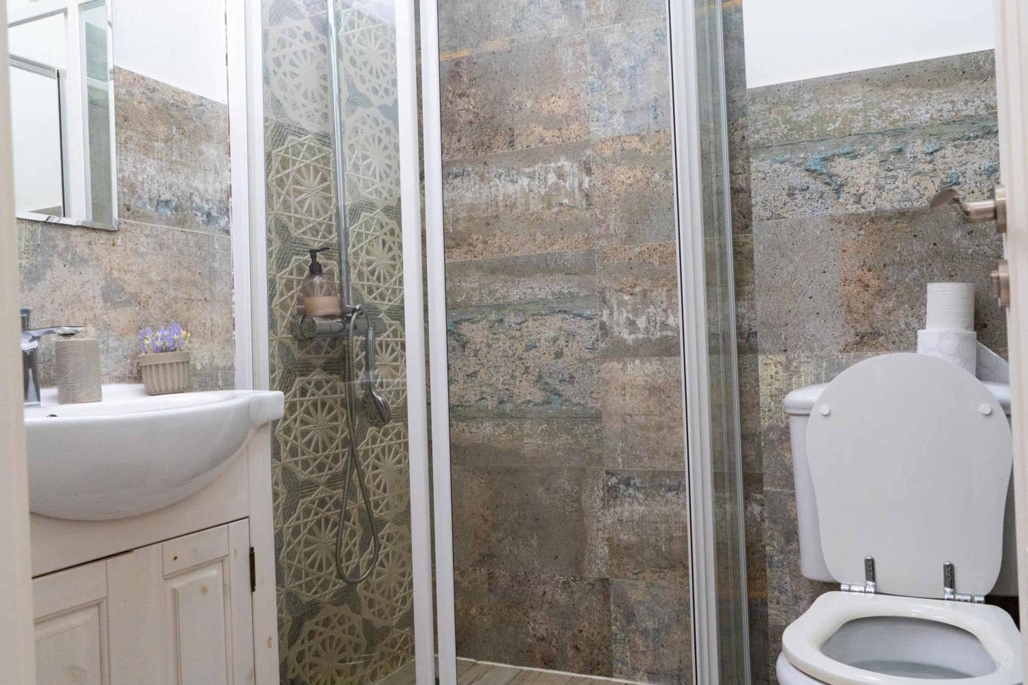 Alexis Spacious Classic Mamaia