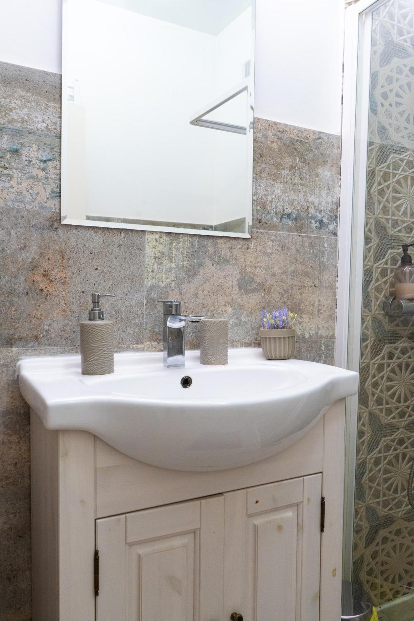 Alexis Spacious Classic Mamaia