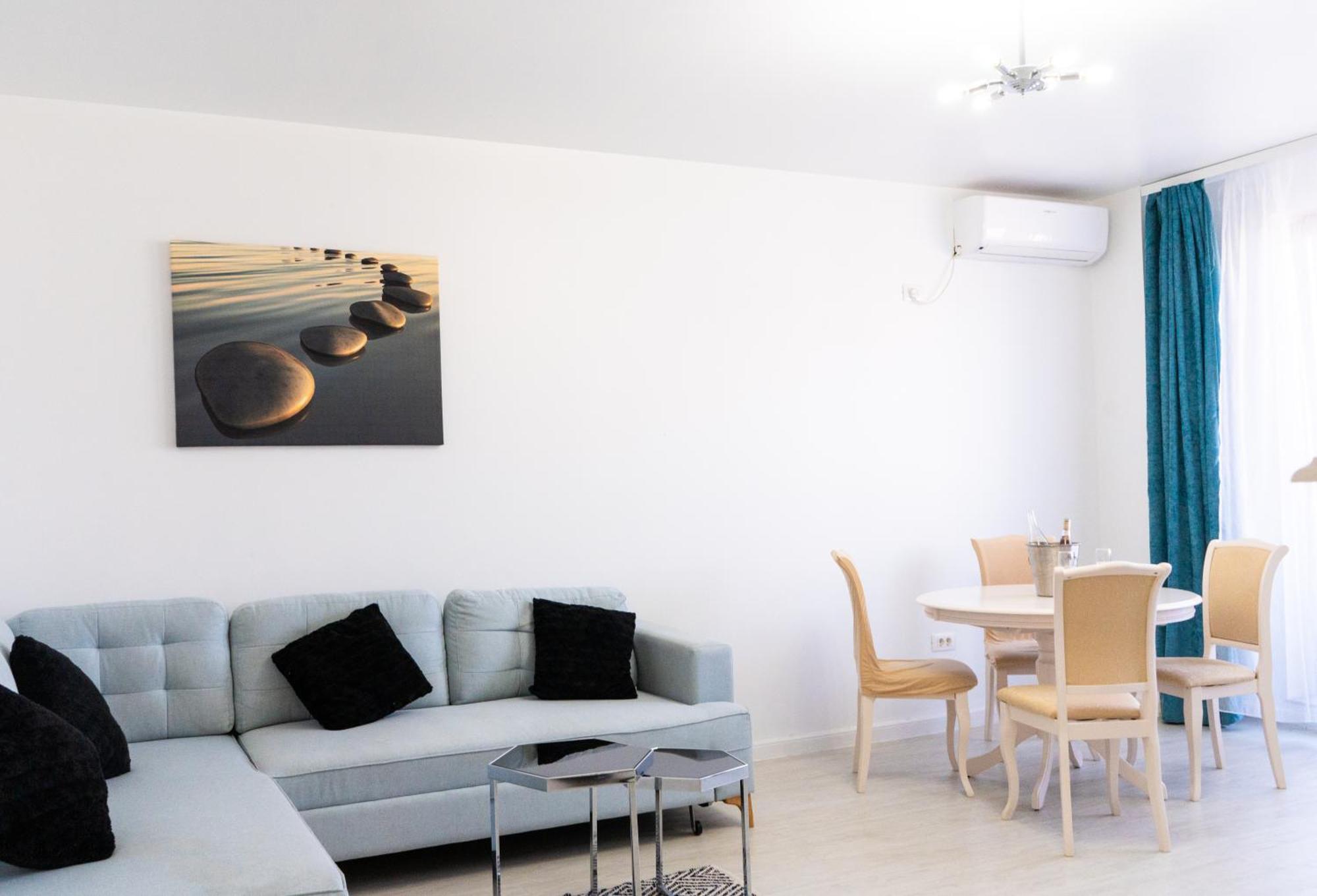 Alexis Spacious Classic Apartment Mamaia