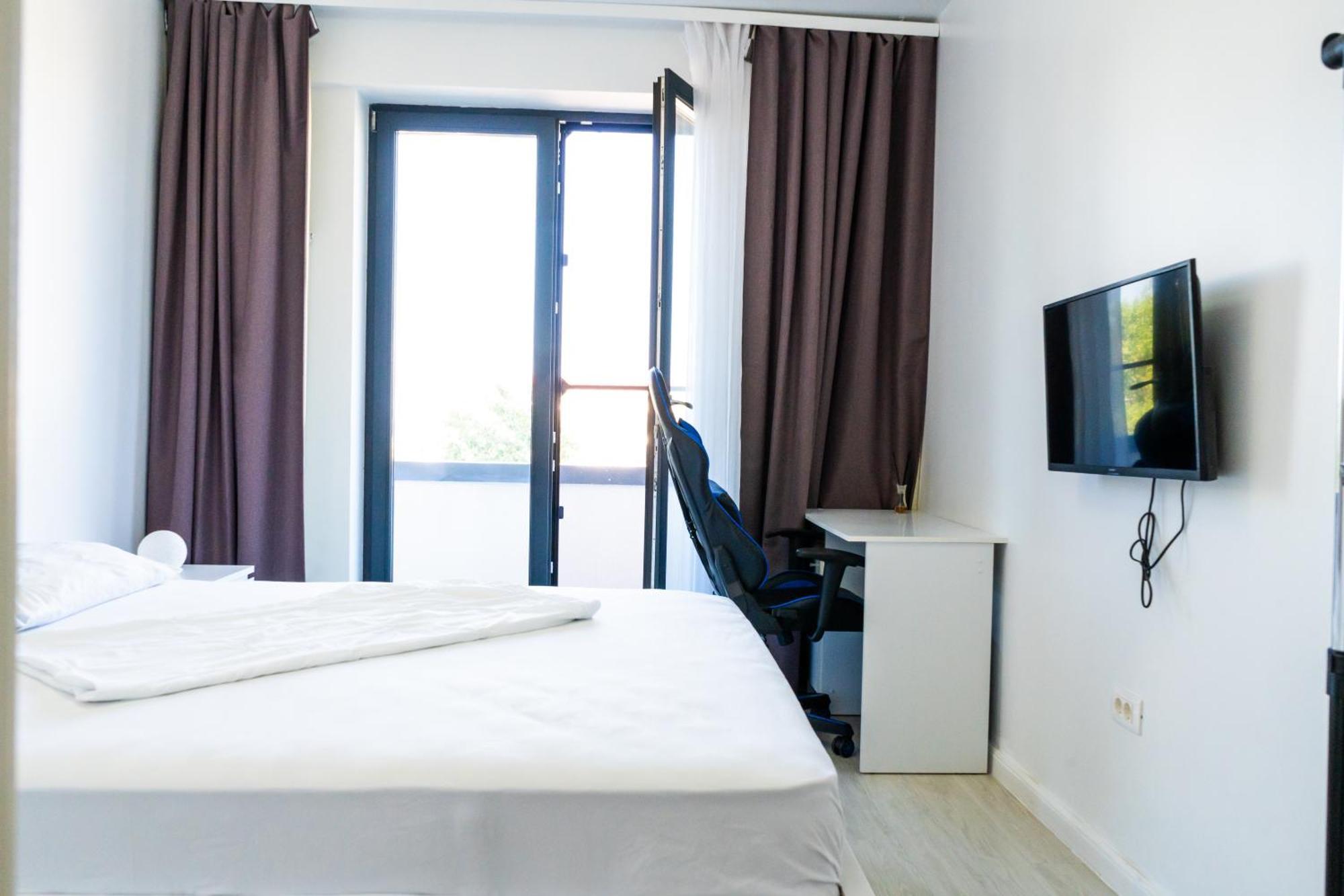 Alexis Spacious Classic Mamaia